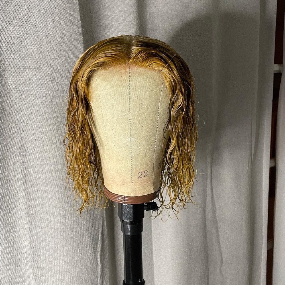 Highlighted wig for sale - Picture 4 of 4